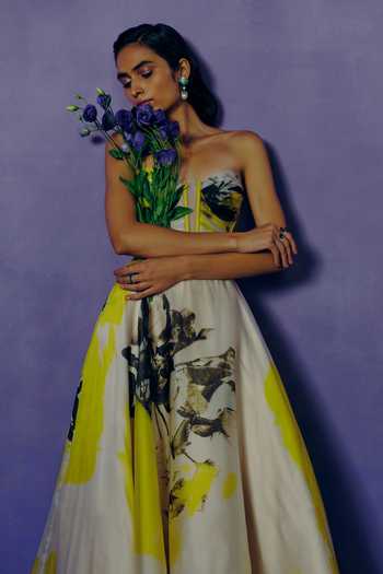 Dolly J_White Organza Sweetheart Neck Butterveil Print Ball Gown _Online_at_Aza_Fashions