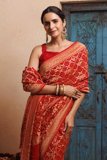 Geroo Jaipur_Gold Georgette One Shoulder Bandhani Saree With Stitched Blouse And Petticoat Set _Online_at_Aza_Fashions