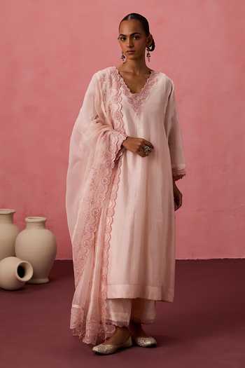 Buy_Janki India_Peach Cotton, Organza, Chanderi V-neck Scallop Neckline Embroidered Kurta Set _at_Aza_Fashions