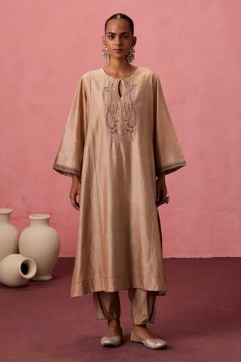Buy_Janki India_Gold Organza, Chanderi Keyhole Neck Dori Resham Embroidered Kurta Set _at_Aza_Fashions