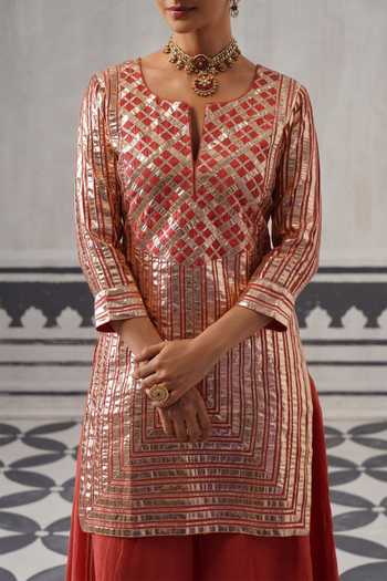Buy_Palak & Mehak_Coral Chanderi, Muslin Split V-neck, Yes Aba Metallic Embroidered Kurta Set 