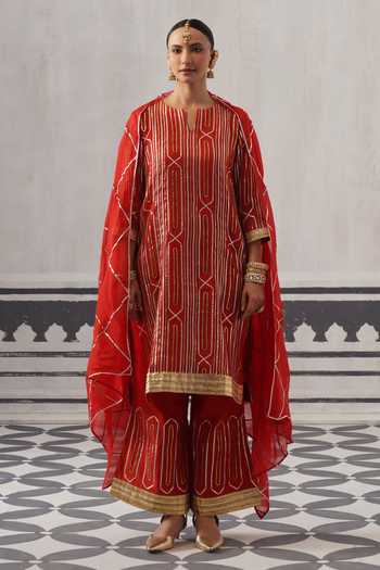 Buy_Palak & Mehak_Red Chanderi Split V-neck Heera Stripe Chevron Pattern Kurta Set _at_Aza_Fashions