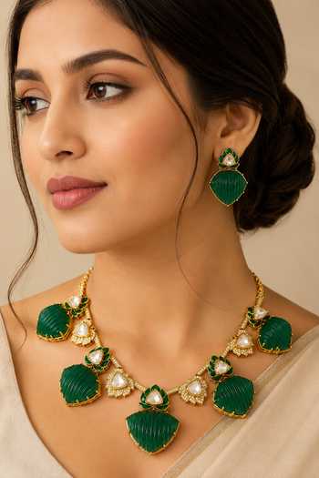 Buy_Vivinia By Vidhi Mehra_Emerald Green Kundan Lotus Embellished Necklace Set _at_Aza_Fashions