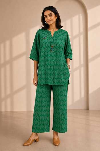 Buy_Vaaya_Green Split V-neck Fern Handwoven Ikat Kurta And Pant Set _at_Aza_Fashions