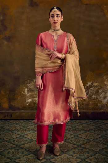 Buy_Muskann Kapadiaa_Pink Brocade V-neck, Yes Rupak Banarasi Straight Kurta Set _at_Aza_Fashions