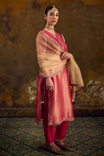 Muskann Kapadiaa_Pink Brocade V-neck, Yes Rupak Banarasi Straight Kurta Set _Online_at_Aza_Fashions