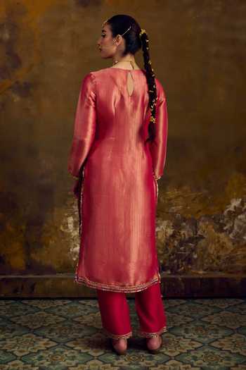 Shop_Muskann Kapadiaa_Pink Brocade V-neck, Yes Rupak Banarasi Straight Kurta Set _at_Aza_Fashions