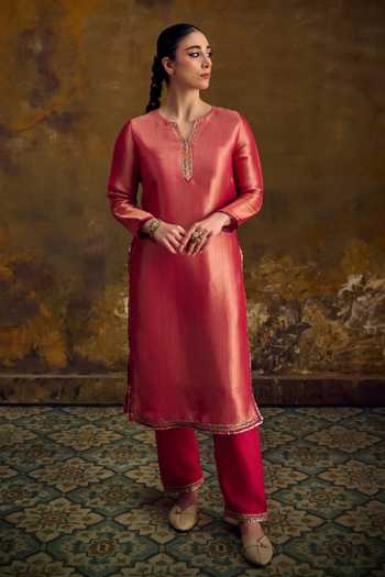 Buy_Muskann Kapadiaa_Pink Brocade V-neck, Yes Rupak Banarasi Straight Kurta Set _Online_at_Aza_Fashions