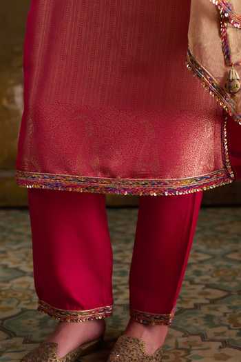 Muskann Kapadiaa_Pink Brocade V-neck, Yes Rupak Banarasi Straight Kurta Set _at_Aza_Fashions