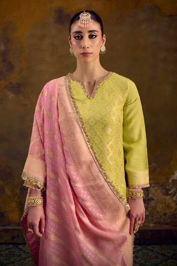 Muskann Kapadiaa_Green V-neck Basant Banarasi Bandhani Woven Kurta Set _Online_at_Aza_Fashions