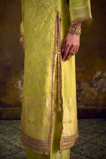 Buy_Muskann Kapadiaa_Green V-neck Basant Banarasi Bandhani Woven Kurta Set _Online_at_Aza_Fashions