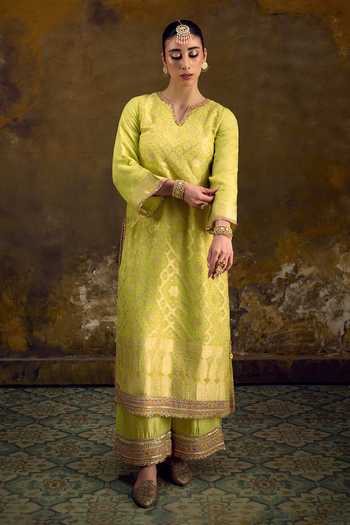 Shop_Muskann Kapadiaa_Green V-neck Basant Banarasi Bandhani Woven Kurta Set _Online_at_Aza_Fashions