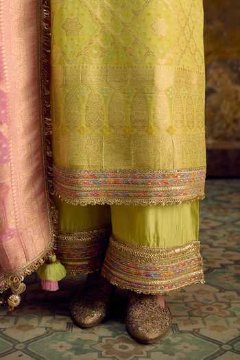 Muskann Kapadiaa_Green V-neck Basant Banarasi Bandhani Woven Kurta Set _at_Aza_Fashions