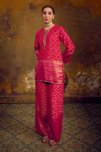 Muskann Kapadiaa_Fuchsia Round Neck, Yes Laali Banarasi Bandhani Kurta And Palazzo Set _Online_at_Aza_Fashions