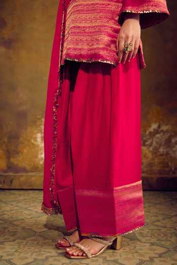 Muskann Kapadiaa_Magenta Chiffon High Neck Shakti Banarasi Bandhani Woven Kurta Set _Online_at_Aza_Fashions