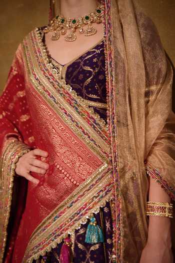 Muskann Kapadiaa_Purple V-neck Shringar Banarasi Bandhani Woven Lehenga Set _at_Aza_Fashions