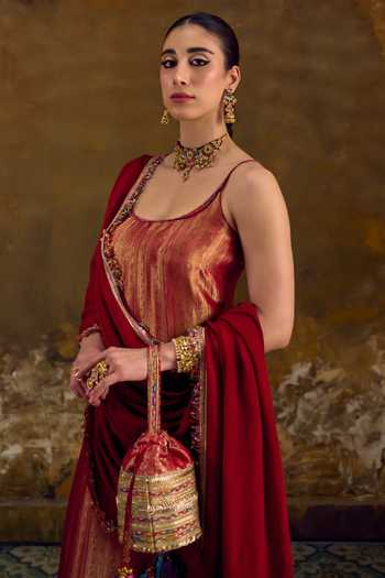 Muskann Kapadiaa_Red Silk Scoop Neck Sindur Woven Kurta Set _Online_at_Aza_Fashions
