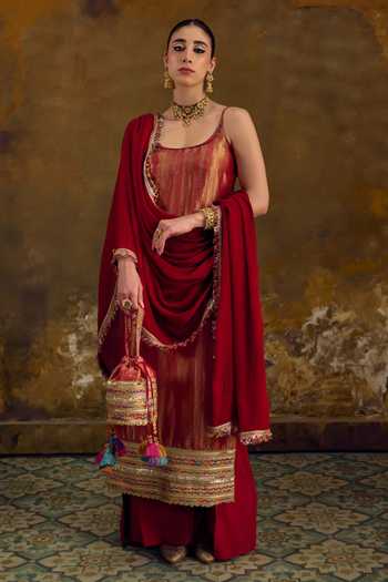 Buy_Muskann Kapadiaa_Red Silk Scoop Neck Sindur Woven Kurta Set _at_Aza_Fashions
