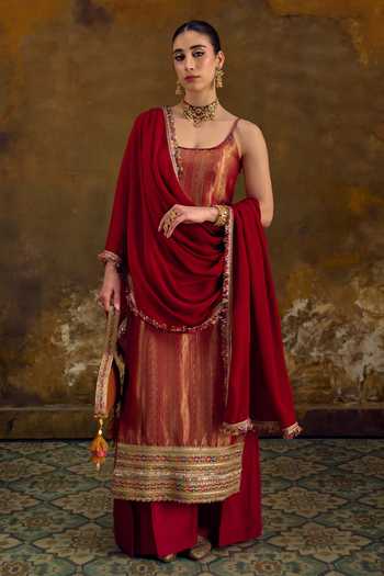 Buy_Muskann Kapadiaa_Red Silk Scoop Neck Sindur Woven Kurta Set _Online_at_Aza_Fashions