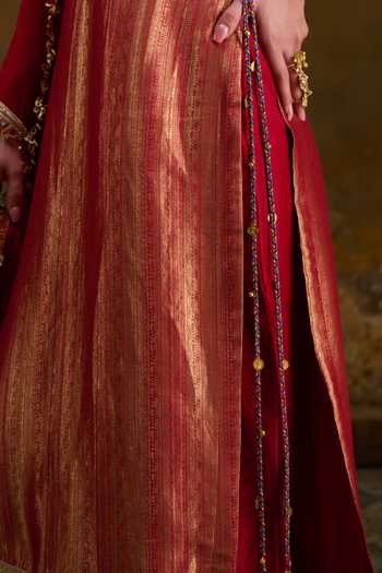 Muskann Kapadiaa_Red Silk Scoop Neck Sindur Woven Kurta Set _at_Aza_Fashions