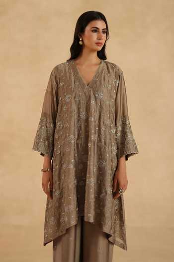 Begum_Gold Crepe, Silk V-neck Polki Kurta Set _Online_at_Aza_Fashions
