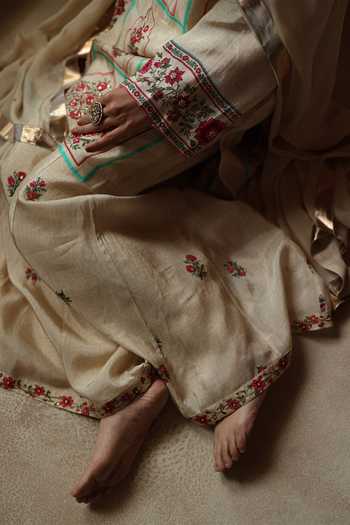 Buy_Begum_Red Silk Embroidery, Zari, Gota Patti Mandarin Collar, Lila Kurta Sharara Set _Online