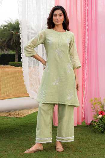 Charu Makkar_Green Chanderi Mandarin Collar Hana Dori Embroidered Kurta Set _Online
