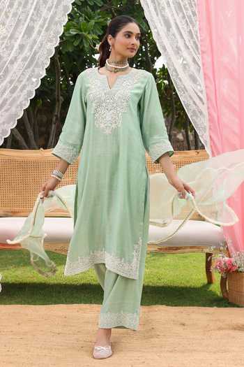 Buy_Charu Makkar_Green Chanderi, Organza V-neck Nora Embroidered Kurta Set _Online