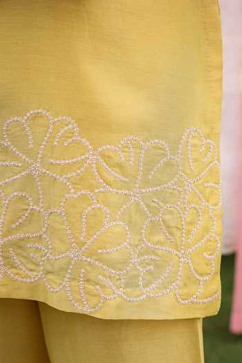 Charu Makkar_Yellow Silk, Chanderi, Organza, Lace Split Kia Embroidered Short Kurta Set _Online