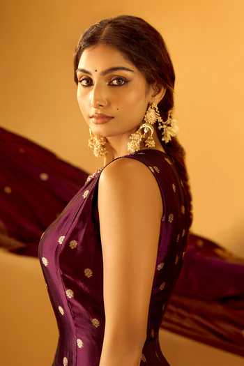 Samyukta Singhania_Wine Brocade Round Neck Floral Woven Anarkali With Dupatta 