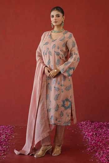 Shop_Masoomm_Peach Organza, Shantoon V-neck Floral Thread Embroidered Kurta Set _Online_at_Aza_Fashions