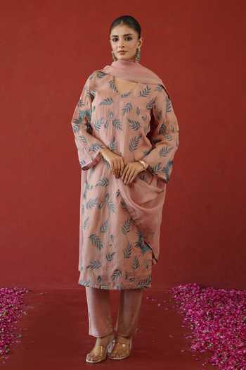 Masoomm_Peach Organza, Shantoon V-neck Floral Thread Embroidered Kurta Set _at_Aza_Fashions
