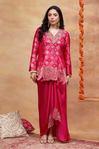 Buy_Dareiss_Magenta Silk V-neck Assi Geometric Woven Kurta And Skirt Set _at_Aza_Fashions