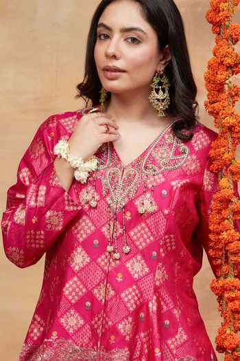 Dareiss_Magenta Silk V-neck Assi Geometric Woven Kurta And Skirt Set _Online