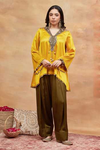 Buy_Dareiss_Yellow Silk V-neck Annapurna Neckline Embroidered Kurta And Salwar Set _at_Aza_Fashions