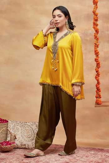 Dareiss_Yellow Silk V-neck Annapurna Neckline Embroidered Kurta And Salwar Set _at_Aza_Fashions