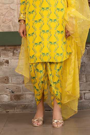 Senren By Eshana Raut_Yellow Crepe, Net V-neck Tropical Print Kurta Set _Online_at_Aza_Fashions