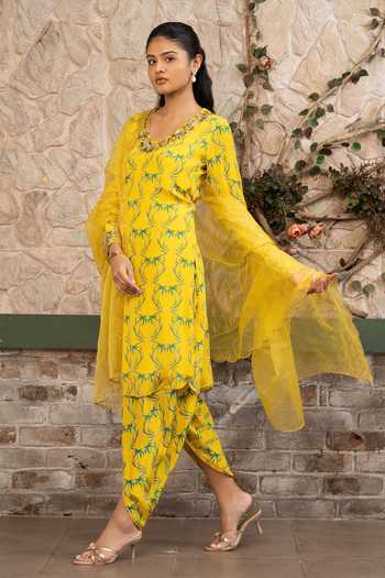 Senren By Eshana Raut_Yellow Crepe, Net V-neck Tropical Print Kurta Set _at_Aza_Fashions