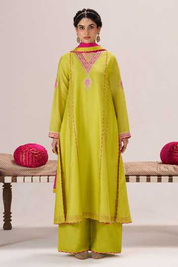 Buy_Almaari By Pooja Patel_Yellow Silk, Silk, V-neck Naaz Kurta Set _at_Aza_Fashions