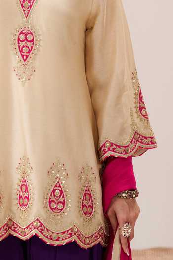 Almaari By Pooja Patel_Beige Chanderi Silk, Satin, Modal V-neck Jugni Short Kurta Set _at_Aza_Fashions