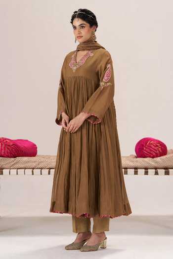 Almaari By Pooja Patel_Brown Chanderi Silk V-neck Rangrez Anarkali Kurta Pant Set _Online_at_Aza_Fashions