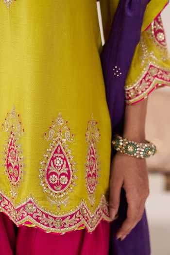 Almaari By Pooja Patel_Yellow Silk, Chanderi V-neck Jugni Kurta Set _at_Aza_Fashions