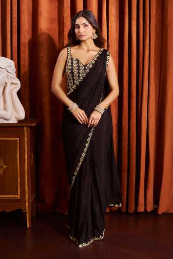Buy_Samyukta Singhania_Black Chiffon V-neck Border Embroidered Pre-draped Saree Set _Online