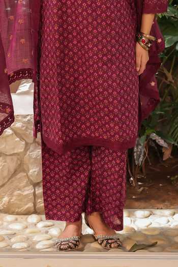 Gulabo Jaipur_Maroon Pure Cotton, Cotton, Doriya Round Neck, Yes Naira Printed Kurta Set _Online_at_Aza_Fashions