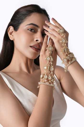 Buy_Vaidaan_Gold Plated Darsana Ethnic Mehndi Hathphool - Single Pc _at_Aza_Fashions