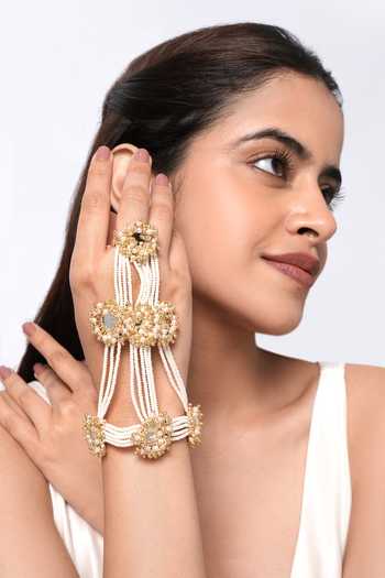 Buy_Vaidaan_White Avira Minimal Bridal Haathphool - Single Pc _at_Aza_Fashions