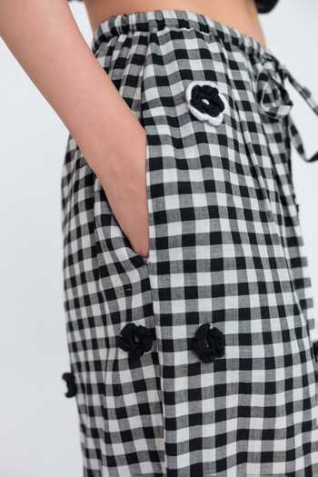 Jodi_Black Cotton Groove Handloom Balloon Pant _Online_at_Aza_Fashions