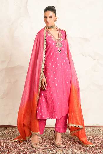 Nidhika Shekhar_Pink Chanderi V-neck, Yes Gulnaar Mirror Work Kurta Set _Online_at_Aza_Fashions