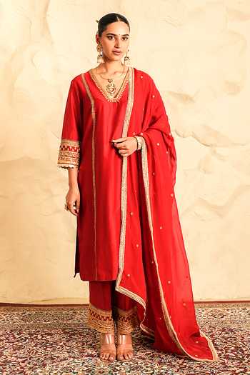 Buy_Nidhika Shekhar_Red Chanderi V-neck, Yes Rangrez Panelled Embroidered Kurta Set _at_Aza_Fashions