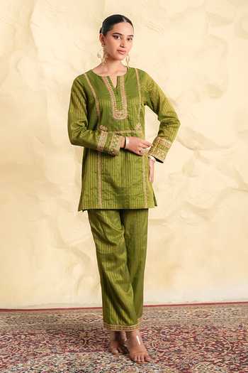 Buy_Nidhika Shekhar_Olive Green Chanderi, Organza Split V-neck, Yes Zaitoon Embroidered Kurta Set _Online_at_Aza_Fashions